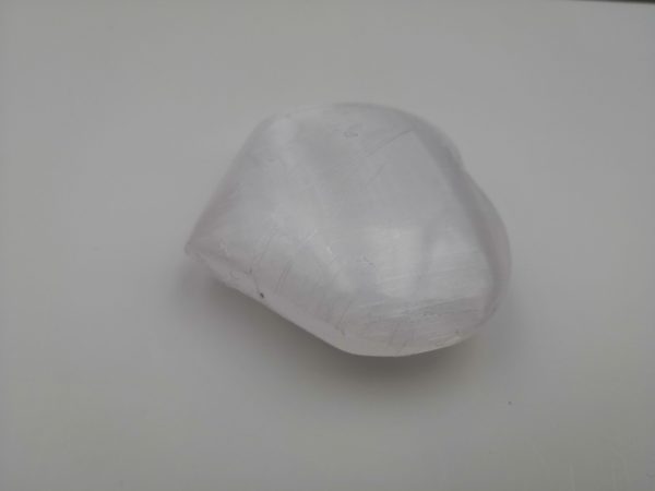 Sélénite blanche forme coeur- Maât Vitae - SELCB1