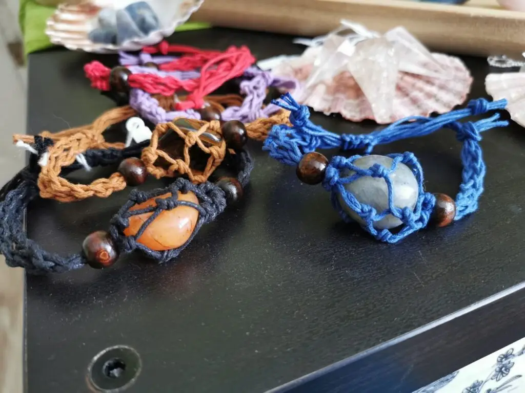 bracelet tissé avec une pierre naturelle issue de mine équitable et raisonnée