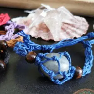 bracelet tissé bleu avec une pierre naturelle issue de mine équitable et raisonnée de Labradorite grise