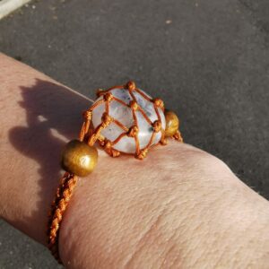 bracelet tissé brun avec une pierre naturelle issue de mine équitable et raisonnée de Pierre de Lune de grande qualité