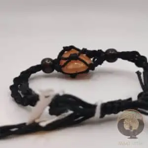 bracelet tissé noir avec une pierre naturelle issue de mine équitable et raisonnée de Cornaline