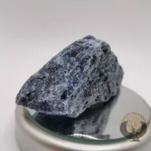 Sodalite brute, pierre naturelle de couleur bleue et légèrement pigmentée blanche