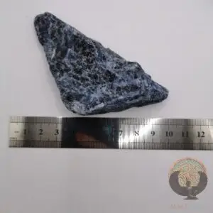 Sodalite brute, pierre naturelle de couleur bleue et légèrement pigmentée blanche