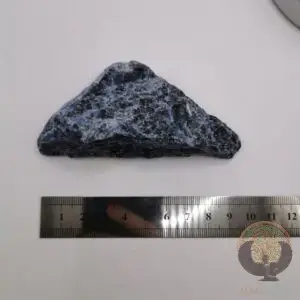Sodalite brute, pierre naturelle de couleur bleue et légèrement pigmentée blanche